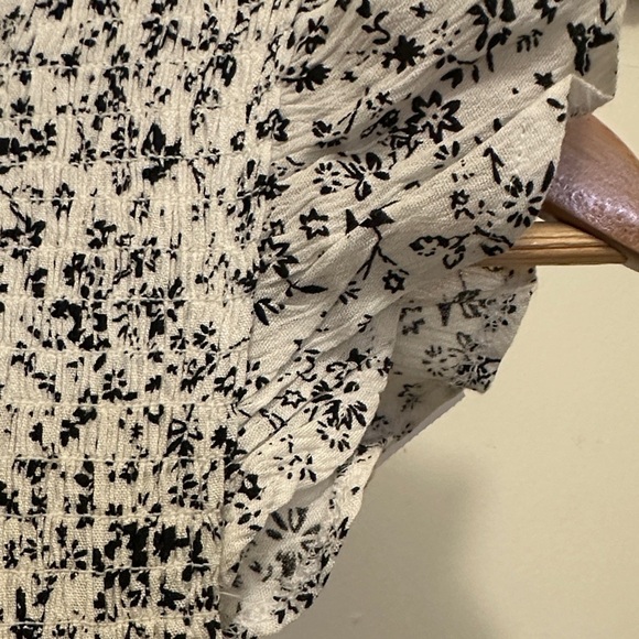 Elegant Floral Maxi Dress in black and White - Picture 3 of 7